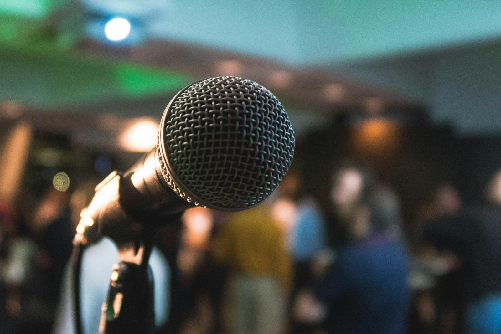 Rueda de prensa — micrófonos, la sala, presencia