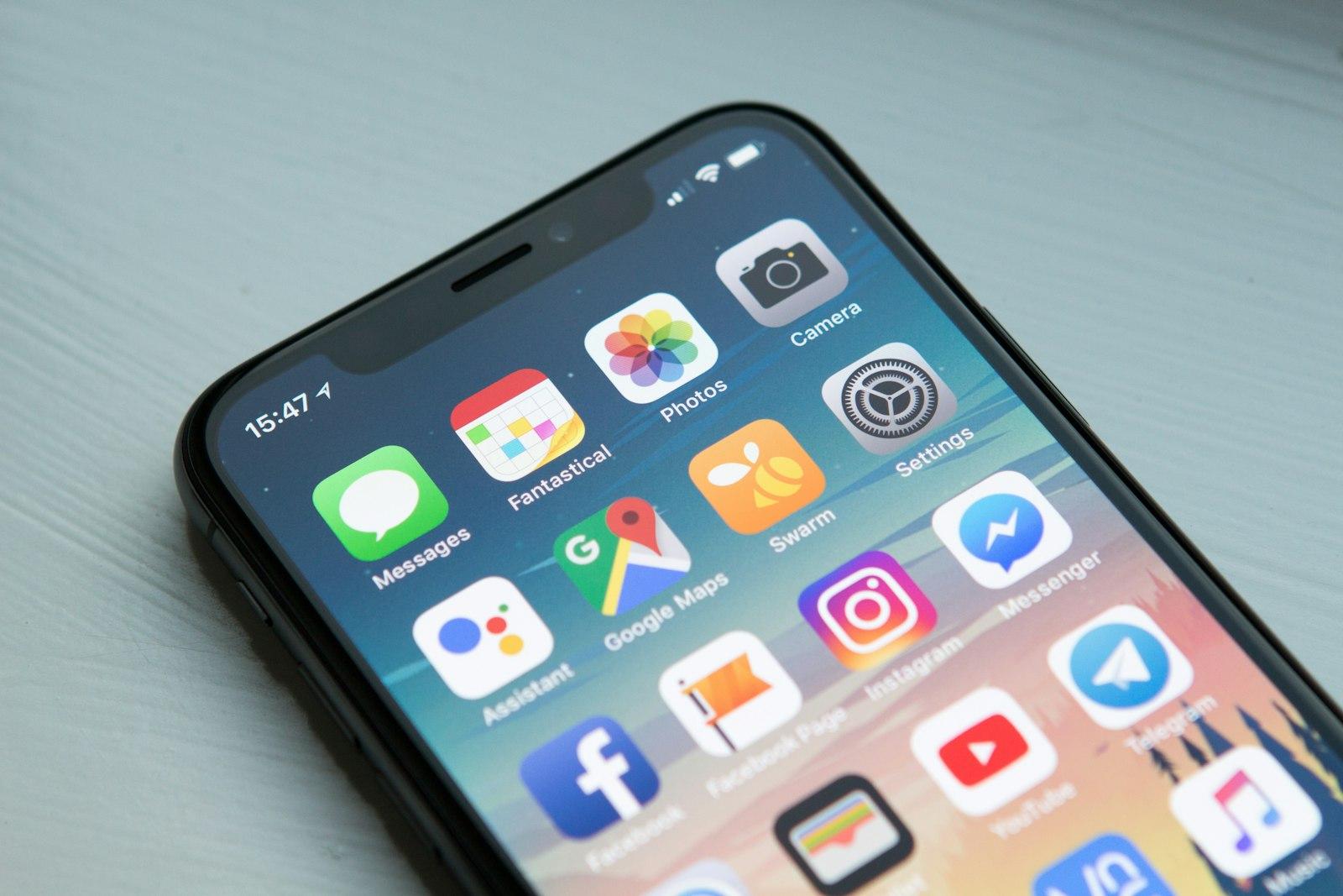 Manos y pantalla — la marca al ritmo del scroll