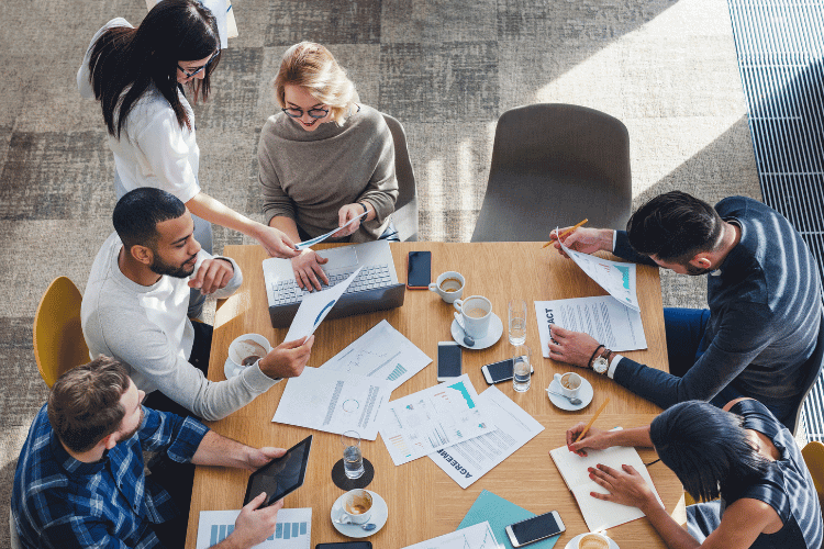 Reunião de trabalho para implementar a matriz de risco na empresa.
