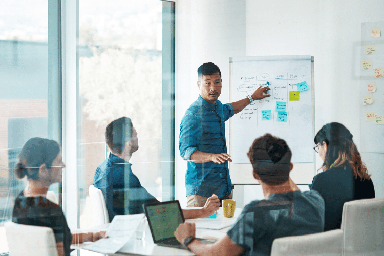 Pessoas em um reunião construindo estratégias de comunicação para a empresa.