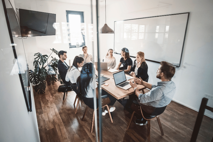 Pessoas em um reunião construindo estratégias de comunicação para a empresa.