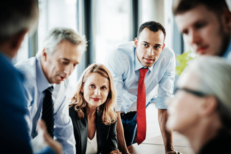 Reunião profissional discutindo o fluxo de comunicação da empresa.