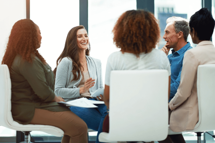 Grupo de pessoas discutinfo o planejamento organizacional da empresa.