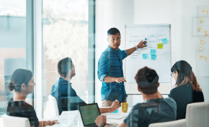 Pessoas em um reunião construindo estratégias de comunicação para a empresa.